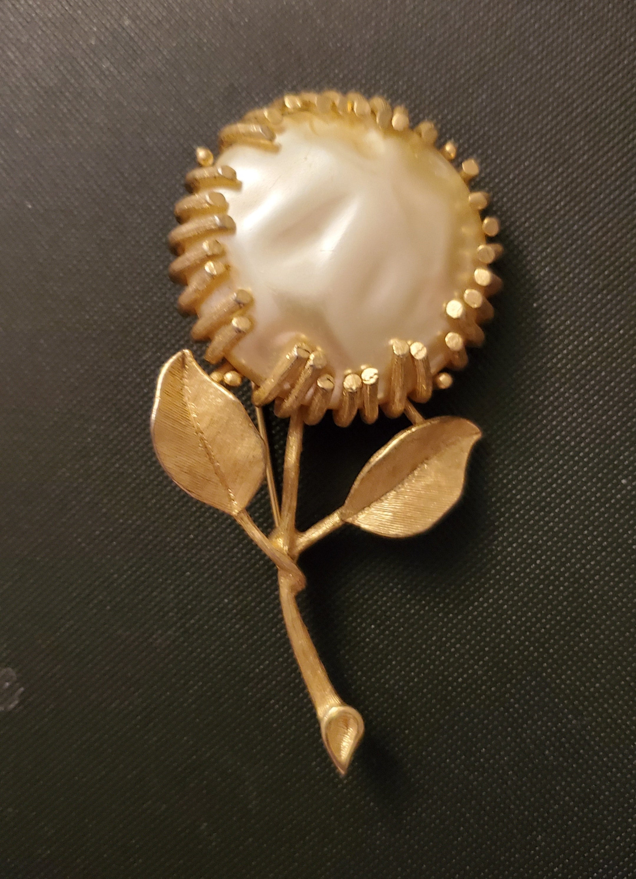 Vintage SARAH COVENTRY CREAM BAROQUE FAUX PEARL GOLD TONE FLOWER BROOCH PIN 3