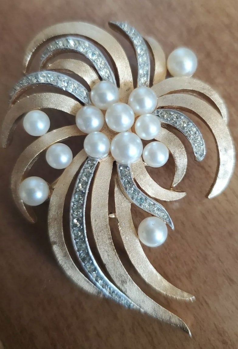 Trifari Golden metal and faux pearls with small rhinestones - Brooch -  Catawiki